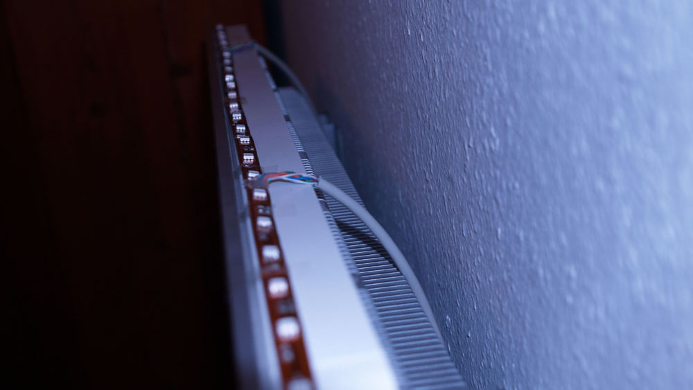 Montierte LED-Leisten am TV
